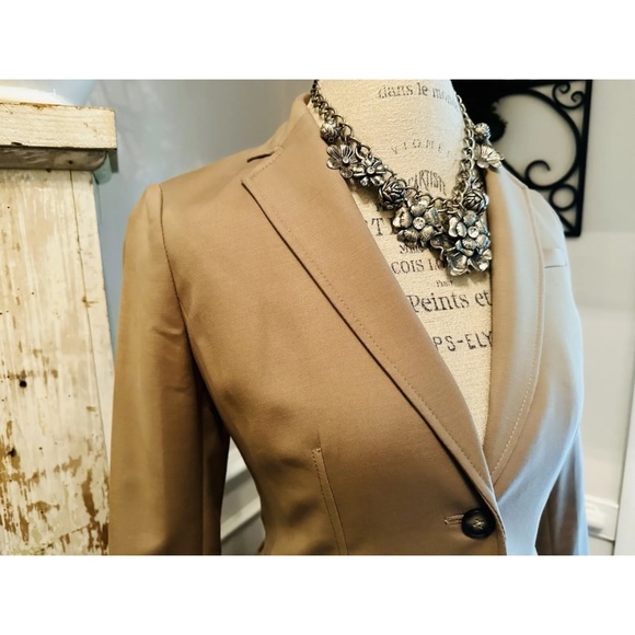 Banana Republic 2-Piece Women's Dark Taupe Skirt Suit Size: 2 NWT  $238 - Picture 3 of 14